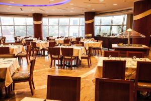Beau Site Belle Vue Hotel tesisinde bir restoran veya yemek mekanı