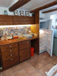 cocina con nevera y congelador abierto en Casa de Pueblo Encantadora en San Jordi, Castellon, en Sant Jordi