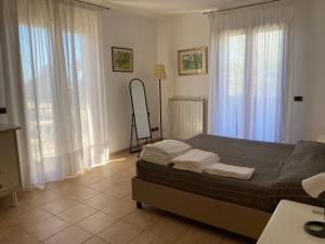 sypialnia z łóżkiem z ręcznikami w obiekcie Ville sul Mare w mieście Marina di Grosseto