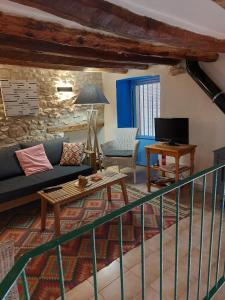 sala de estar con sofá y mesa en Casa de Pueblo Encantadora en San Jordi, Castellon, en Sant Jordi