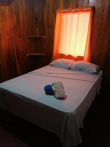 un dormitorio con una cama con un animal de peluche en El Jaguar en Bocas del Toro