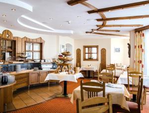 a kitchen and dining room with tables and chairs at Hotel Garni Daniel in Ischgl