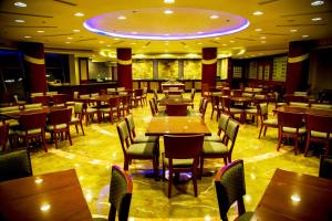 Beau Site Belle Vue Hotel tesisinde bir restoran veya yemek mekanı