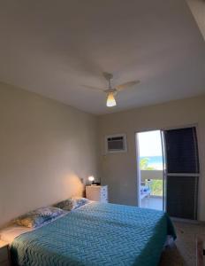 een slaapkamer met een bed en een plafondventilator bij Apartamento - CARIBE BRASILEIRO - Praia do Forte - De frente para o mar in Cabo Frio