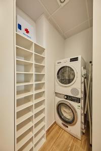 a laundry room with a washer and a washing machine at ALBERGUE SEGUE O CAMIÑO in Sigüeiro