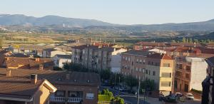 una ciudad con edificios y montañas en el fondo en ARREBOL, en Navarrete