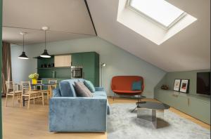 salon z niebieską kanapą i kuchnią w obiekcie Heart Milan Apartments Porta Romana w Mediolanie