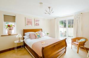 Un pat sau paturi într-o cameră la Croft House Sleeps 14 ꕤ Country Views nr Salisbury