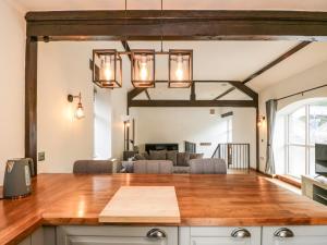 uma cozinha e sala de estar com sala de jantar em Coach House em Carnforth