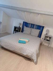 阿旺橋的住宿－Ile d'Art，一间卧室配有一张床,上面有两条毛巾