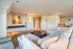 ein Wohnzimmer mit 2 Sofas und einem Tisch in der Unterkunft Luxe duplex villa8p in cottagestijl met wellness in Knokke-Heist