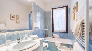 Et badeværelse på CORAZZA 6&1, Emma Villas + 35 billeder