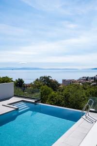 Bazén v ubytovaní Carmen Residence Apartments alebo v jeho blízkosti