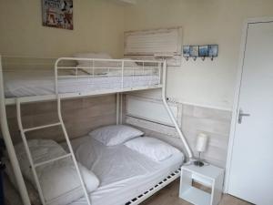 カンカルにあるT3 Calme et Lumineux entre mer et centre bourgの二段ベッド2組が備わる客室です。