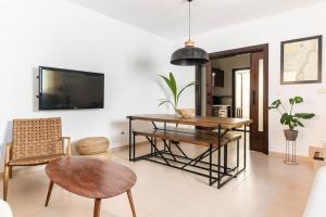 salon ze stołem i telewizorem w obiekcie Aldea Blanca Santa Pola w mieście Santa Pola