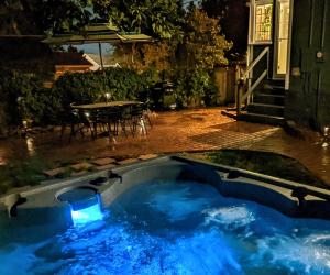 una piscina con luces azules en un patio por la noche en 113 4th Ave, en Longmont