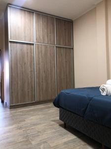 a bedroom with a bed and a large closet at Edificio Itasu - 3ro - alquileres temporales in Posadas