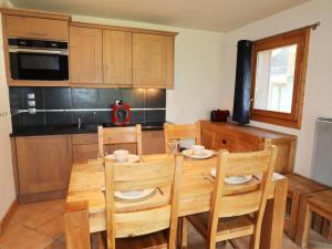 eine Küche mit einem hölzernen Esstisch und Stühlen in der Unterkunft Appartement Samoëns, 2 pièces, 5 personnes - FR-1-624-105 in Samoëns