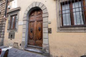 una puerta de madera en el lateral de un edificio en Giglio Classic by Mmega, en Florencia