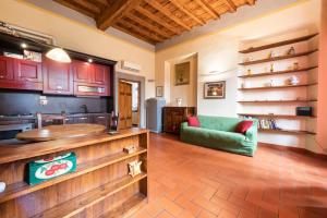 una cocina con un sofá verde en una habitación en Giglio Classic by Mmega, en Florencia