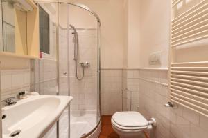 Un baño con ducha, inodoro y lavabo. en Giglio Classic by Mmega, en Florencia