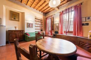una sala de estar con una mesa y un sofá en Giglio Classic by Mmega, en Florencia 5 fotos más