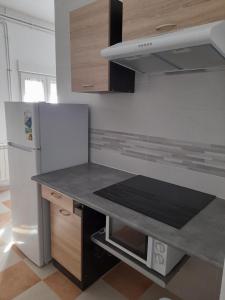 uma cozinha com uma bancada e um frigorífico em Room in Lodge - Las Quintas de los Mangas Verdes em Quintana Redonda