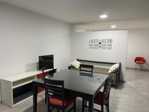 Departamento Oroño في روزاريو: غرفة طعام مع طاولة وكراسي
