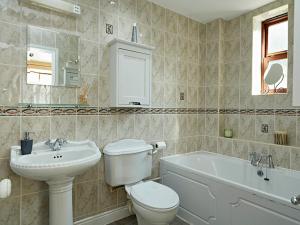 Vannituba majutusasutuses Luxury 5 bedroom Riverside home in town centre - Pass the Keys +38 fotot