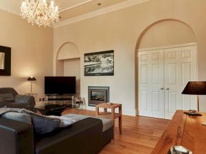 Televiisor ja/või meelelahutuskeskus majutusasutuses Luxury 5 bedroom Riverside home in town centre - Pass the Keys