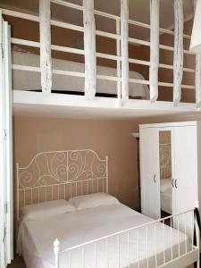 カターニアにあるAppartamenti della Rotondaのベッドルーム1室(白い二段ベッド1組付)