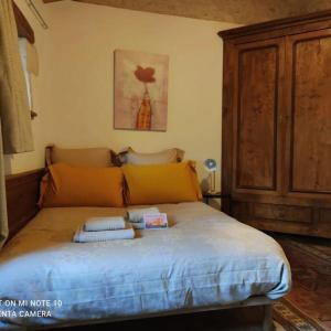 Maillezais的住宿－La Parenthèse Entre Abbaye et Venise Verte，一间卧室配有一张带两个枕头的床