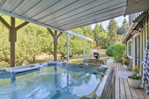 una grande piscina su un patio con vasca idromassaggio di 100-Year-Old Farmhouse with Hot Tub on 5 Acres! a Lakebay