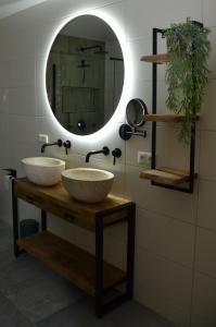 uma casa de banho com 2 lavatórios e um espelho em Olive Beach, luxury beachhouse 150 m from the beach em Noordwijk aan Zee