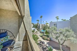 Apartamento con balcón con vistas a un complejo en Chic Scottsdale Condo about 1 Mi to Old Town!, en Scottsdale