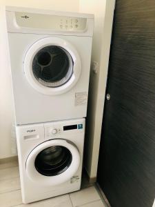 - un lave-linge et un sèche-linge dans la chambre dans l'établissement Au petit canal de Bavilliers, à Bavilliers