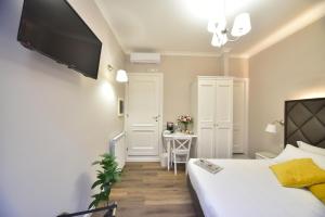 Televízia a/alebo spoločenská miestnosť v ubytovaní Sacconi Palace Suite Roma + 32 fotografií