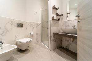 y baño con aseo, lavabo y ducha. en Residenza Digione, en Parma