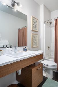 uma casa de banho com um lavatório e um WC em NEW HAPPY TRAIL 2BR CONDO CLOSE TO DOWNTOWN em Traverse City