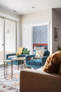 a living room with two blue chairs and a table at NEW HAPPY TRAIL 2BR CONDO CLOSE TO DOWNTOWN in Traverse City
