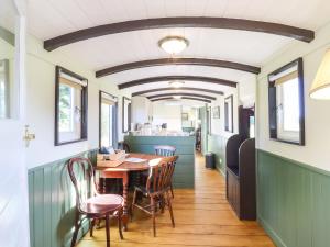 une salle à manger avec une table et des chaises dans l'établissement The Brake Wagon at High Barn Heritage, à Halstead 18 autres photos