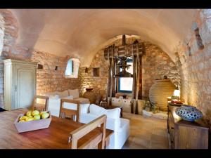 Posezení v ubytování Arapakis Historic Castle