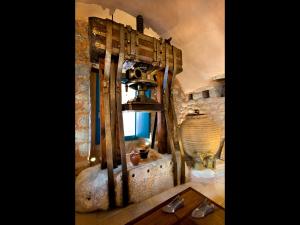 Fotografie z fotogalerie ubytování Arapakis Historic Castle v destinaci Pirgos Dhirou + 37 fotografií