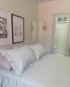 伊塔卡雷的住宿－Casa de Mel，一张白色的床,上面有枕头