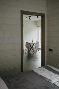 タターリウにあるThe Livingのテーブル、椅子、鏡が備わる客室です。