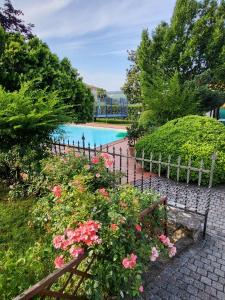 una valla con flores junto a una piscina en Chalet di San Martino, en San Martino in Colle