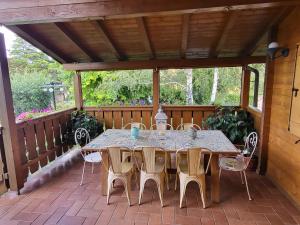 una mesa de madera y sillas en un patio en Chalet di San Martino, en San Martino in Colle