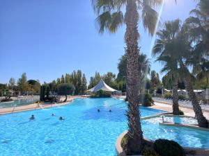 Bazén v ubytování JOLI MOBILHOME 8 PERS climatisé CA62 nebo v jeho okolí