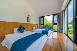 Posteľ alebo postele v izbe v ubytovaní Yangshuo Serene Cove Hotel