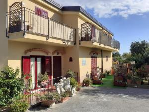Casa amarilla grande con balcón y plantas en Green Paradise Holidays villa Apartment, en Massa Lubrense